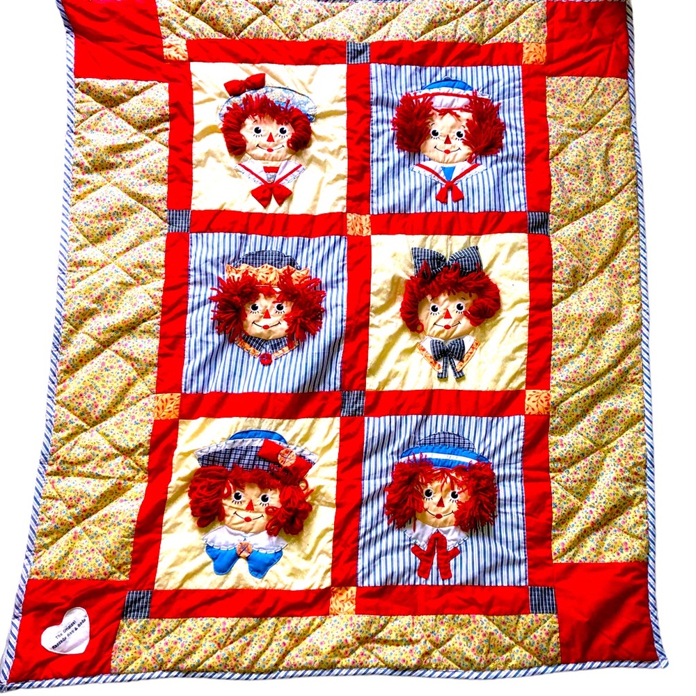 Beautiful Vintage Raggedy Ann and Andy Blanket. Crib, Excellent condition.